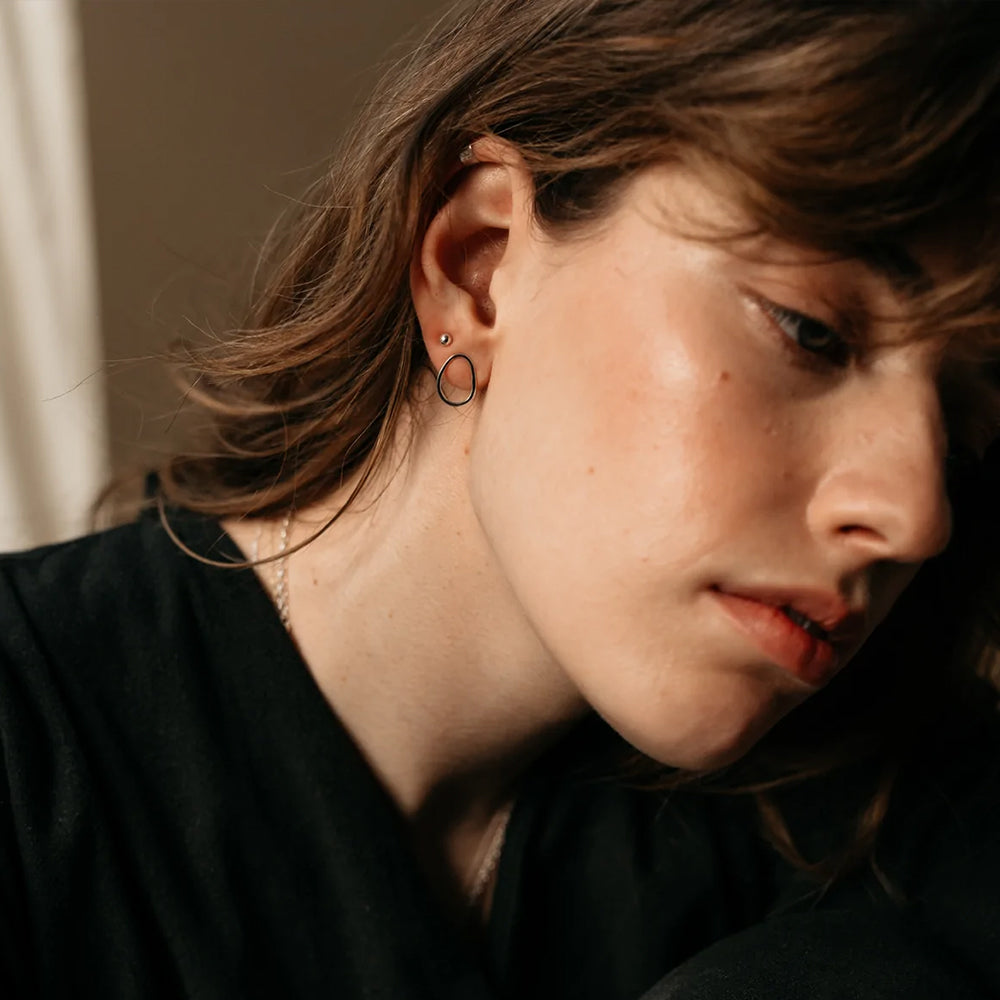 ミニフリーフォームイヤリング 9カラットゴールド